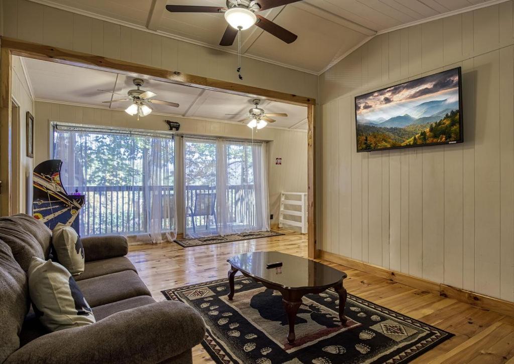 Four Bears Den, Hot Tub, 1089 Of Free Attraction Tickets For Each Paid Day, Dollywood And More Gatlinburg Bagian luar foto